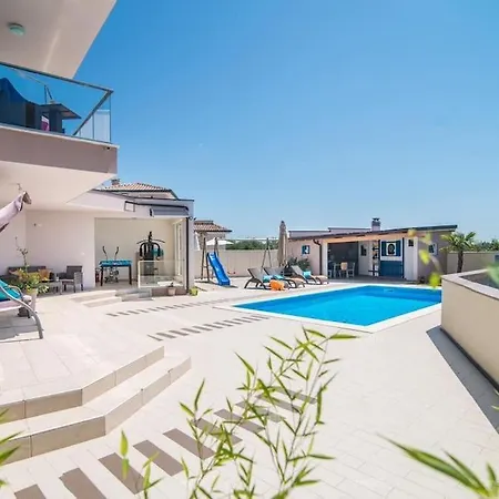 Traumhafte **** Meerblick Und Pool Vila